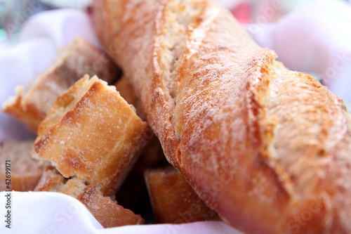 Foto: Knuspriges Ciabatta-Baguette im Brotkorb (Querformat) Knuspriges Ciabatta-Baguette im Brotkorb (Querformat)