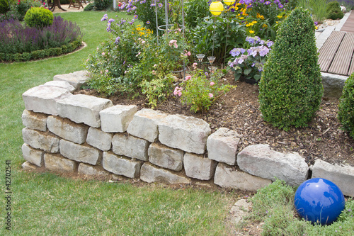 Photo: Trockenmauer im Garten als Hochbeet Trockenmauer im Garten als Hochbeet