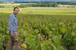 viticulteur dans ses vignes