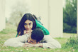 Pareja joven de enamorados Pareja joven de enamorados