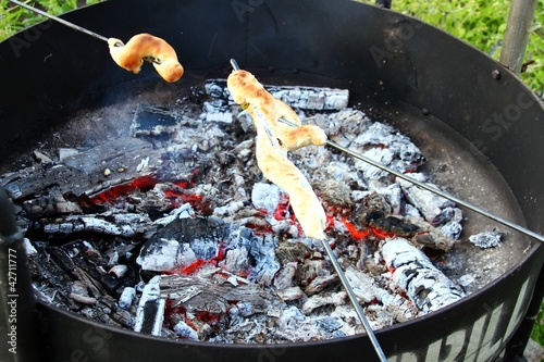 Photo: stockbrot über glühender kohle II stockbrot über glühender kohle II