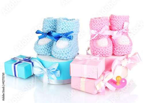 Foto: baby boots, pacifier, gifts and blank postcard isolated baby boots, pacifier, gifts and blank postcard isolated