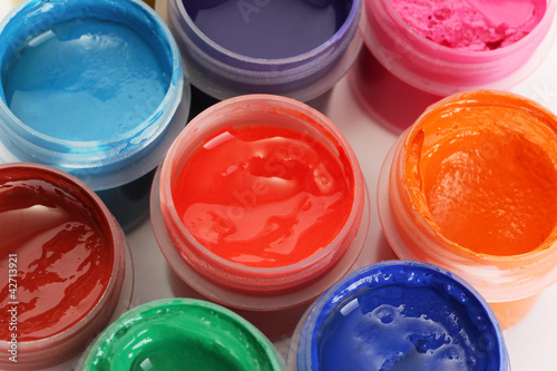 Foto: jars with multicolored gouache on white background close-up jars with multicolored gouache on white background close-up