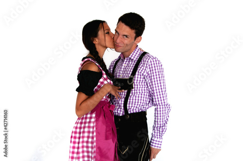 Foto: Küssendes bayerisches Paar - Lederhosen & Dirndl Küssendes bayerisches Paar - Lederhosen & Dirndl