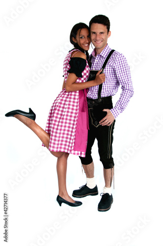 Foto: Fröhliches Bayerisches Paar mit Lederhosen und Dirndl Fröhliches Bayerisches Paar mit Lederhosen und Dirndl