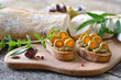Häppchen mit Olivenpaste auf Olivenbrot