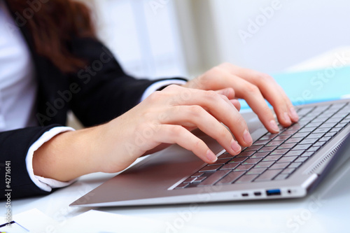 Foto: Young busines woman with notebook Young busines woman with notebook