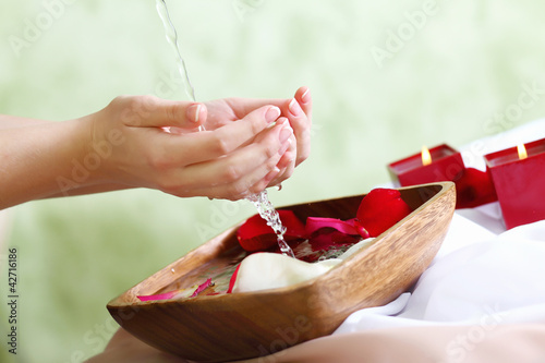 Foto: Female hands and manicure related objects Female hands and manicure related objects