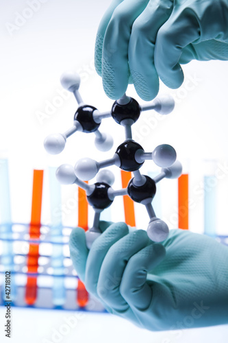 Foto: Scientist working in a laboratory Scientist working in a laboratory