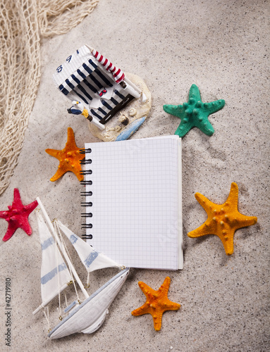 Foto: Copyspace blank paper on white beach Copyspace blank paper on white beach
