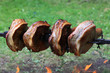 Schweinefleisch am Spieß