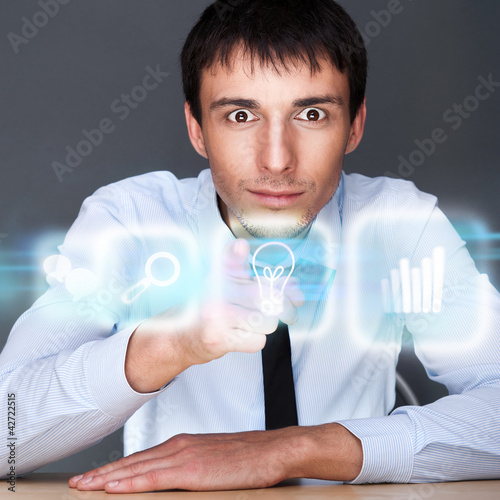 Foto: Business man working with his modern computer Business man working with his modern computer
