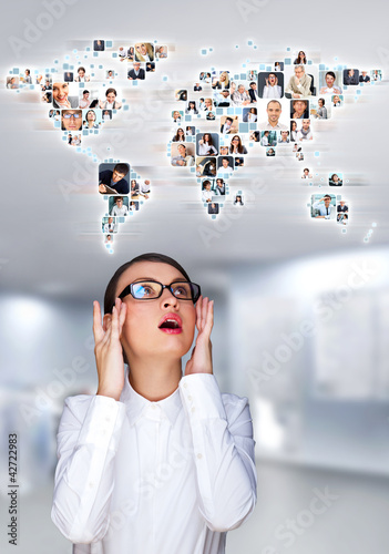 Foto: Portrait of young woman communicating with her team Portrait of young woman communicating with her team
