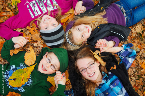 Foto: children outdoor on autumn leaves children outdoor on autumn leaves
