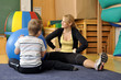 Physiotherapie mit kleinem Jungen