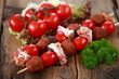 Hackfleischspieße mit Bacon, Tomaten und Auberginen