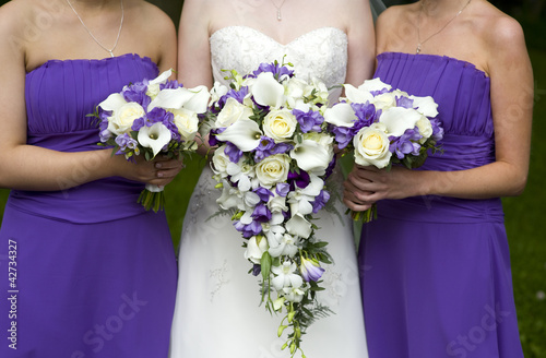 Photo: bride and bridesmaids with wedding bouquets bride and bridesmaids with wedding bouquets