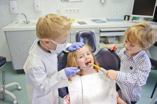 Foto: Kinder spielen Zahnarzt Kinder spielen Zahnarzt