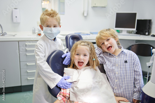 Foto: Kinder spielen Zahnarzt Kinder spielen Zahnarzt