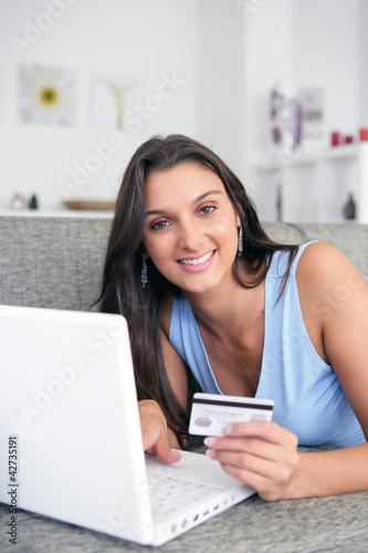 Foto: woman shopping on the Internet woman shopping on the Internet