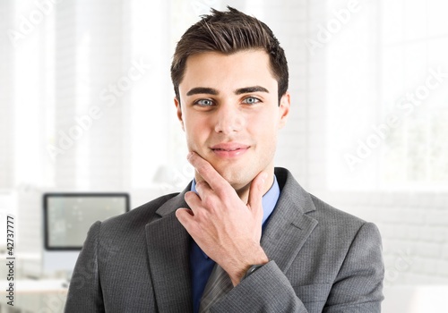 Foto: Handsome businessman portrait Handsome businessman portrait