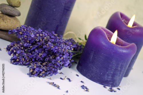 Foto: 3 Kerzen mit Lavendel, Kerzen und Steinen 3 Kerzen mit Lavendel, Kerzen und Steinen