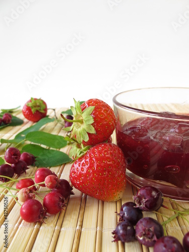 Foto: Konfitüre mit Erdbeeren und Felsenbirnen Konfitüre mit Erdbeeren und Felsenbirnen