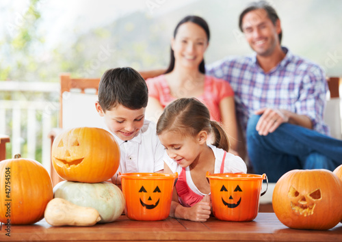 Foto: We share everything, even Halloween treats We share everything, even Halloween treats