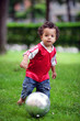 Photo: Bub spielt im Park Fußball Bub spielt im Park Fußball