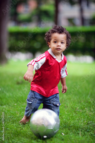 Photo: Bub spielt im Park Fußball Bub spielt im Park Fußball
