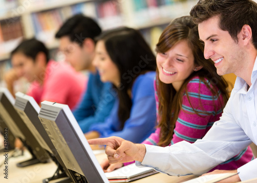 Foto: Students in a computer lab Students in a computer lab