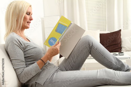 Foto: Frau im Wohnzimmer Frau im Wohnzimmer