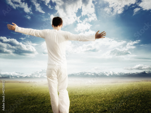 Foto: Enjoying pure freedom | Man on a meadow Enjoying pure freedom | Man on a meadow