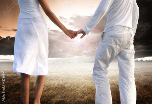 Foto: Enjoying pure freedom | Happy couple holding hands Enjoying pure freedom | Happy couple holding hands