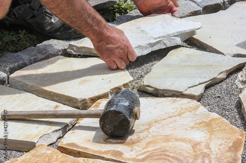 Photo: Verlegen von Natursteinplatten Verlegen von Natursteinplatten