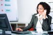 motivierte angestellte am telefon
