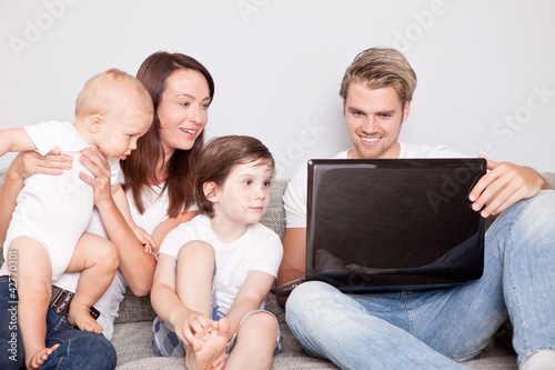 Foto: familie auf der couch familie auf der couch