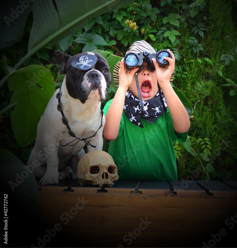 Foto: Explorer boy with binoculars Explorer boy with binoculars