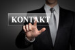 Mann drückt touchscreen button - Kontakt