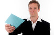Mann presentiert blauen Brief