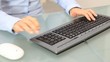 Frau schreibt auf einer Computer Tastatur
