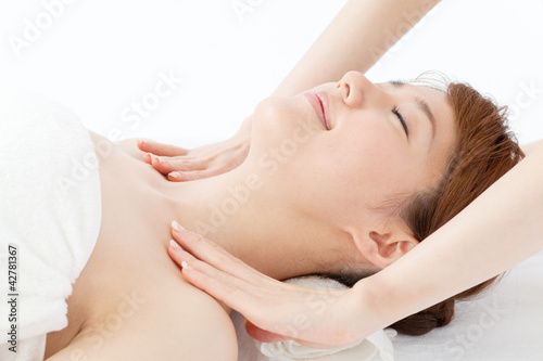 Foto: Beautiful young woman in spa. Portrait of asian. Beautiful young woman in spa. Portrait of asian.