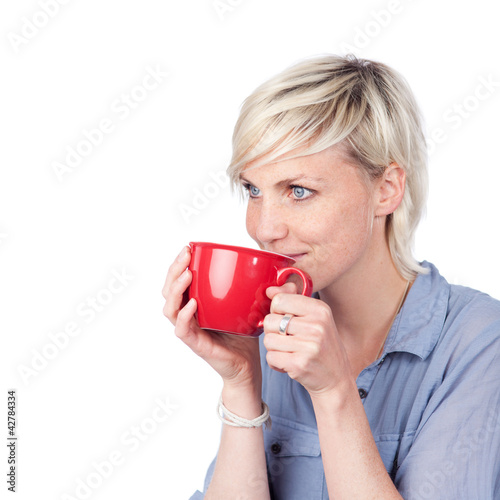 Photo: blonde frau trinkt aus roter tasse blonde frau trinkt aus roter tasse