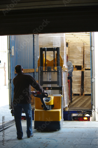 Photo: transport logistique - déchargement de camion transport logistique - déchargement de camion
