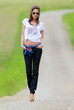 Jeune femme se promenant