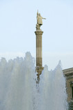 Foto: Water fountain and statue of Christopher Columbus at Plaza de Col—n in Madrid, Spain Water fountain and statue of Christopher Columbus at Plaza de Col—n in Madrid, Spain