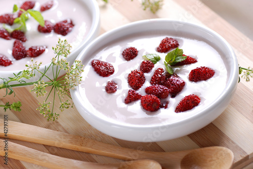 Photo: crema di fragole con frutta intera e foglie di menta - quattro crema di fragole con frutta intera e foglie di menta - quattro
