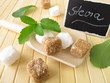 Rohrzucker und Stevia mit beschrifteter Tafel
