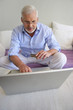 Foto: Senior man shopping online Senior man shopping online