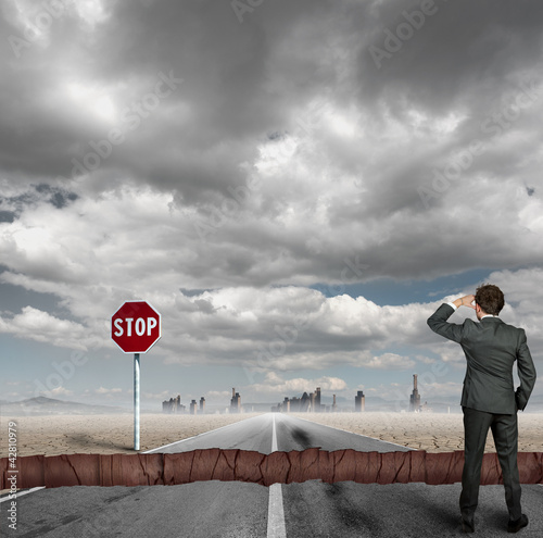Foto: Businessman with difficulties in career Businessman with difficulties in career